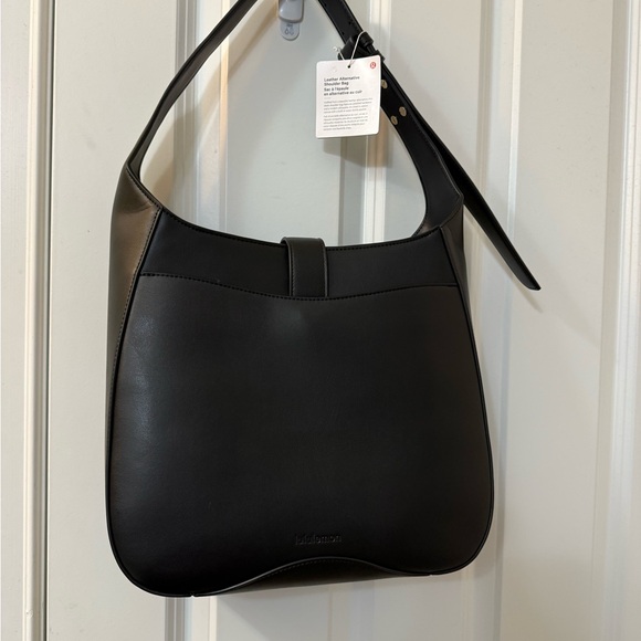 NWT lululemon athletica Leather Alternative Shoulder Bag 8L Black/Gold - Picture 8 of 12